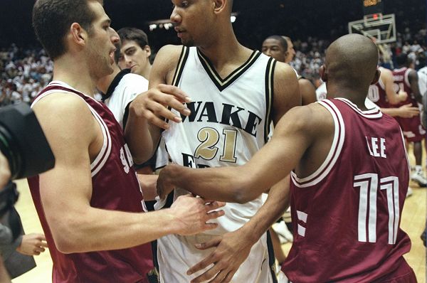 湖人险胜勇 湖人险胜勇